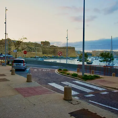 Sea Front With Valletta Views Appartement