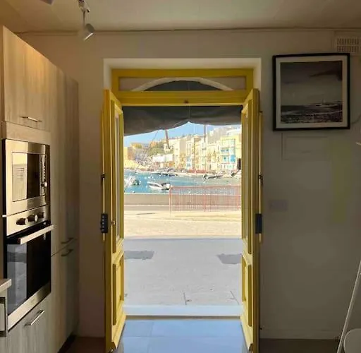 Sea Front With Valletta Views Apartamento *