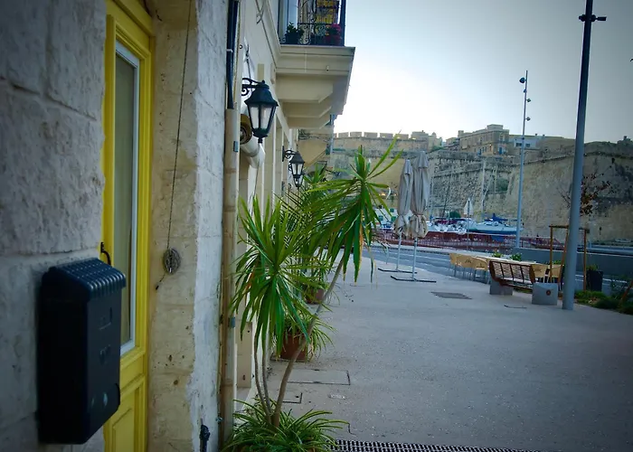 Daire Sea Front With Valletta Views *